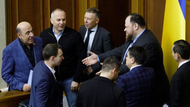 Миллионы под матрасами. Что показали электронные декларации украинских депутатов