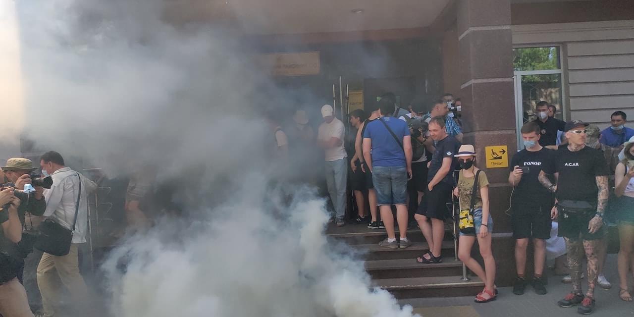 Дело Стерненко: активисты устроили потасовку с полицией под зданием суда Дело Стерненко: активисты устроили потасовку с полицией под зданием суда