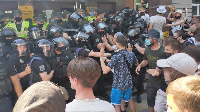 Дело Стерненко: активисты устроили потасовку с полицией под зданием суда Дело Стерненко: активисты устроили потасовку с полицией под зданием суда