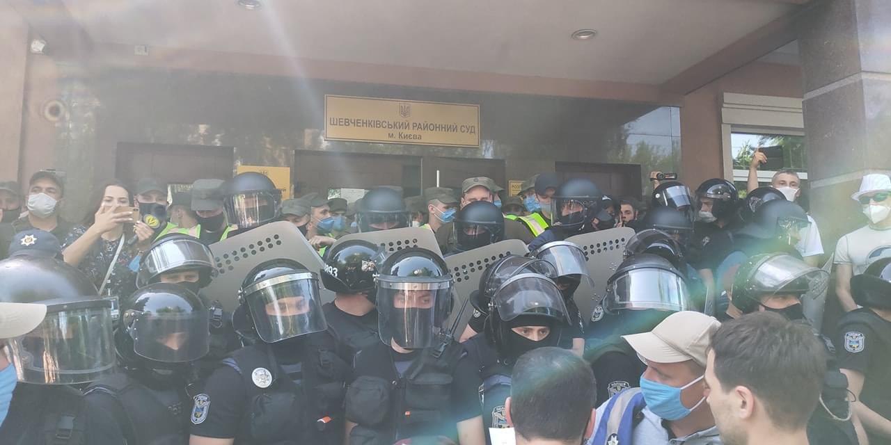 Дело Стерненко: активисты устроили потасовку с полицией под зданием суда Дело Стерненко: активисты устроили потасовку с полицией под зданием суда
