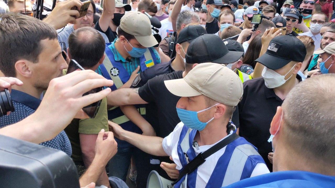 Дело Стерненко: активисты устроили потасовку с полицией под зданием суда Дело Стерненко: активисты устроили потасовку с полицией под зданием суда