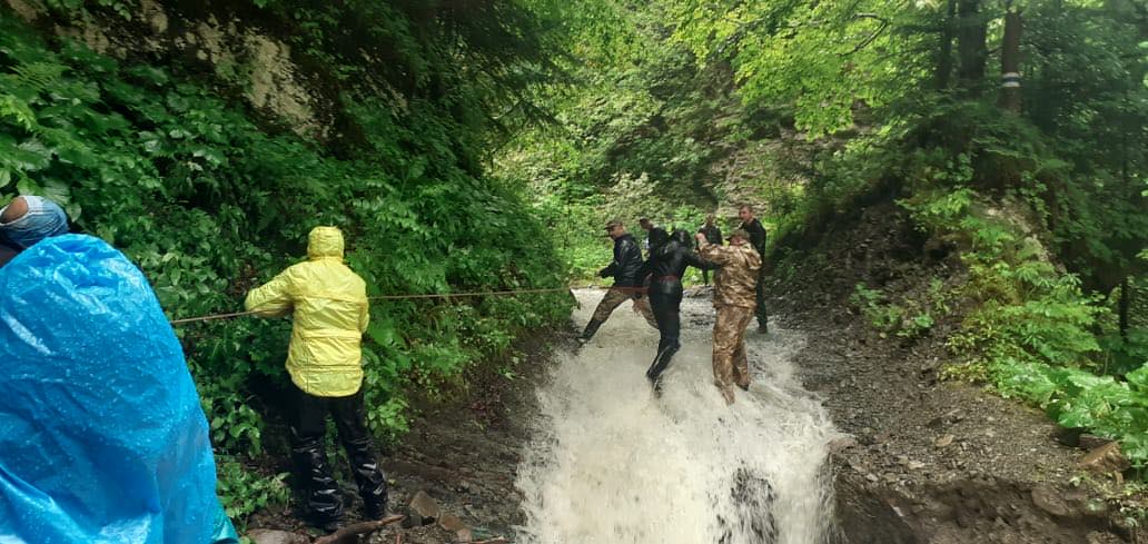 В Карпатах из-за непогоды застряли 18 туристов - спасательная операция продолжается с ночи Непогода в Украине: ливень заблокировал туристов у водопада