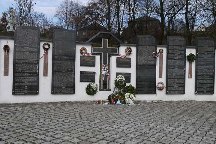 В Сваляве повредили мемориал у Стены плача — Кулеба заявляет о провокации Фото 2 В Сваляве повредили мемориал у Стены плача — Кулеба заявляет о провокации Фото 2