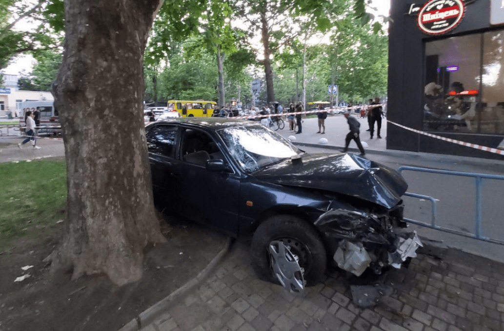 У водителя случился инсульт: в Одессе авто слетело с дороги на прохожих ДТП в Одессе: авто слетело с дороги на прохожих, у водителя инсульт