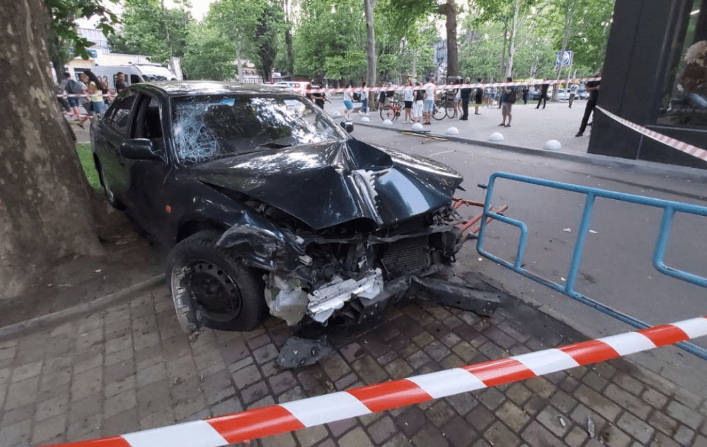 У водителя случился инсульт: в Одессе авто слетело с дороги на прохожих ДТП в Одессе: авто слетело с дороги на прохожих, у водителя инсульт