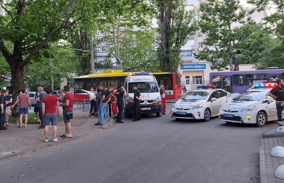 У водителя случился инсульт: в Одессе авто слетело с дороги на прохожих ДТП в Одессе: авто слетело с дороги на прохожих, у водителя инсульт