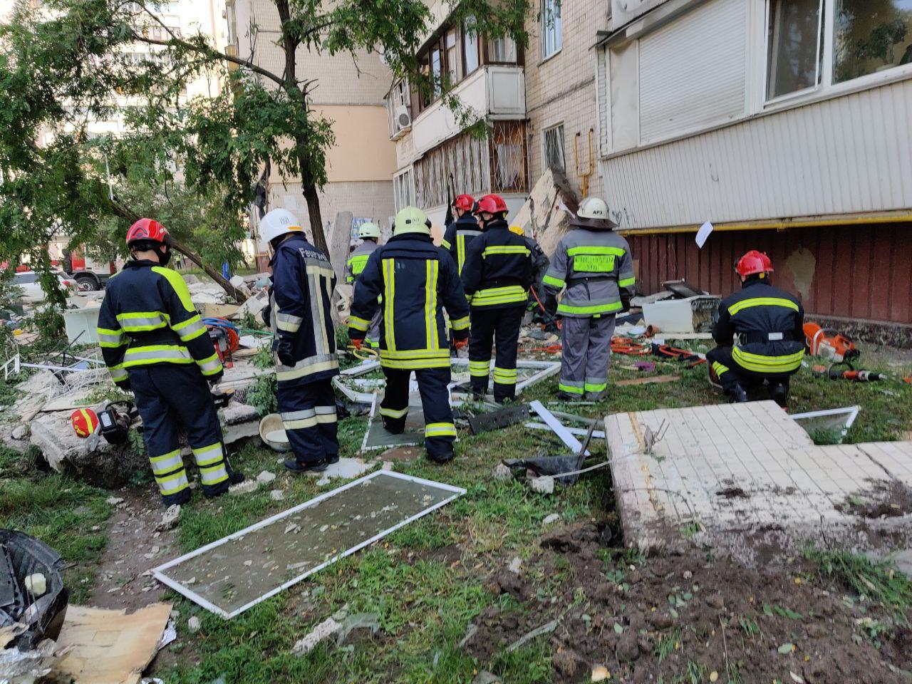 Взрыв в жилом доме на Позняках - видео Взрыв газа на Позняках: видео взрыва