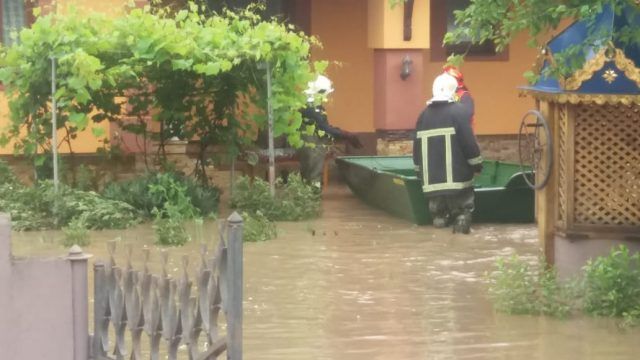 Частина міста може піти під воду: в Чернівецькій області частково зруйнувалися дамби Фото 1 дамба, ДСНС