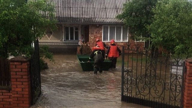 Паводки та селеві потоки: ДСНС попередила про небезпеку на Закарпатті