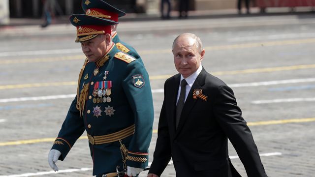 Вічне правління Путіна: як у Росії змінюють конституцію Путин на параде в Москве 2020