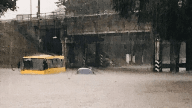 Маршрутки по окна в воде: в Мариуполе из-за ливня остановился транспорт Злива у Маріуполі