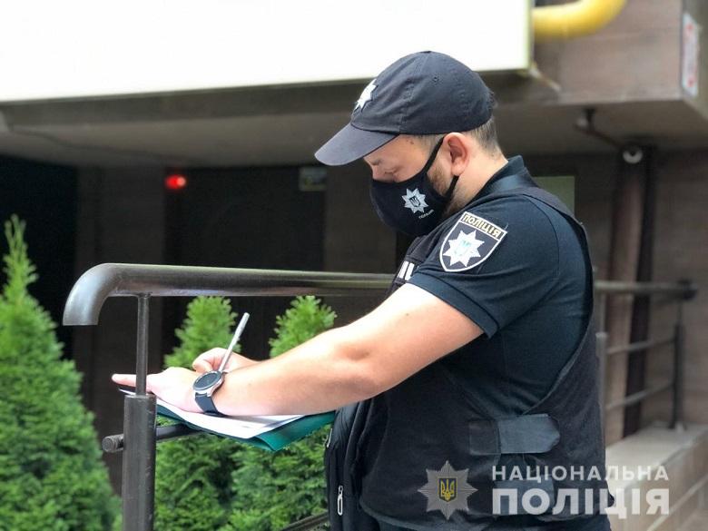 Отец убежал из квартиры: в Киеве сын зарезал мать Отец убежал из квартиры: в Киеве сын зарезал мать