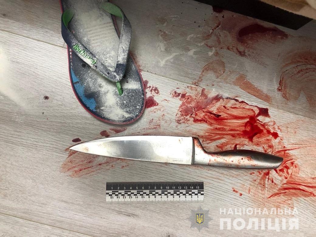 Отец убежал из квартиры: в Киеве сын зарезал мать Отец убежал из квартиры: в Киеве сын зарезал мать