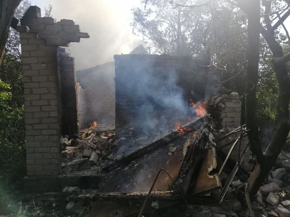 Боевики обстреляли жилую часть Авдеевки: разрушены два дома Боевики обстреляли жилую часть Авдеевки