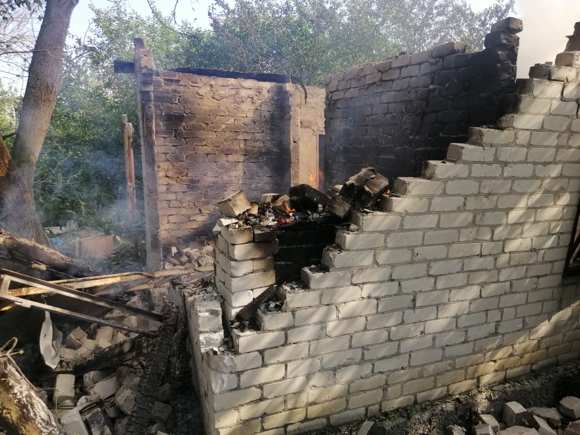 Боевики обстреляли жилую часть Авдеевки: разрушены два дома Боевики обстреляли жилую часть Авдеевки