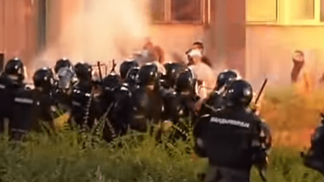 Протести в Сербії: зіткнення тривають, поліція затримала 70 осіб