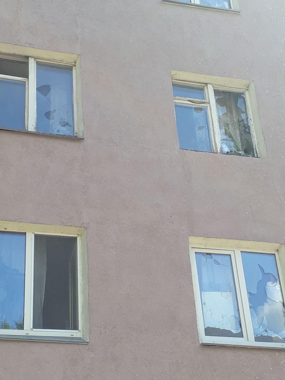 Фонтан до 5 этажа: в Киеве прорвало трубу, камнями побило окна домов и авто Фонтан до 5 этажа: в Киеве прорвало трубу, камнями побило окна домов и авто