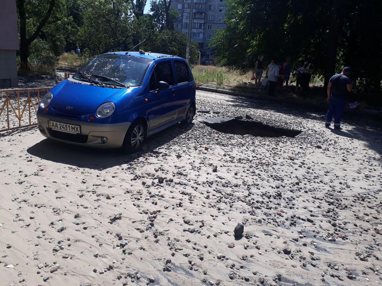 Фонтан до 5 этажа: в Киеве прорвало трубу, камнями побило окна домов и авто Фонтан до 5 этажа: в Киеве прорвало трубу, камнями побило окна домов и авто