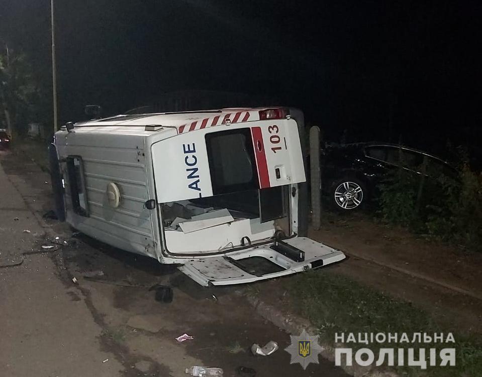 Выехал на встречную полосу: в Ужгороде водитель BMW влетел в скорую ДТП в Киеве: BMW влетел в скорую