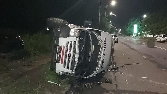 Выехал на встречную полосу: в Ужгороде водитель BMW влетел в скорую ДТП в Киеве: BMW влетел в скорую