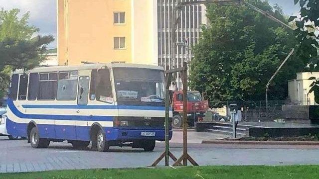 Выбиты окна и отверстия от пуль: фото автобуса с заложниками в Луцке Стрельба в Луцке