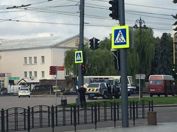 Захват заложников в Луцке: террорист угрожает дистанционно взорвать бомбу