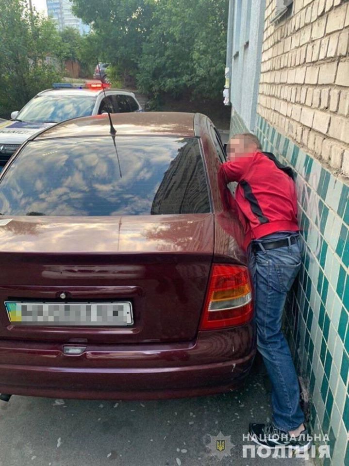 Хотел обворовать и застрял: в Киеве задержали вора во время кражи из авто крадіжка київ
