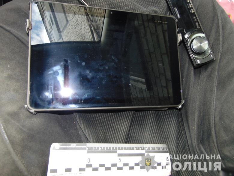 Хотел обворовать и застрял: в Киеве задержали вора во время кражи из авто крадіжка київ