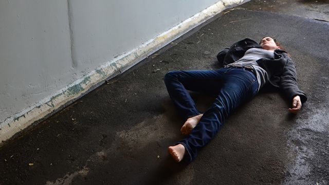 В Днепре мужчина жестоко избил свою девушку — видео
