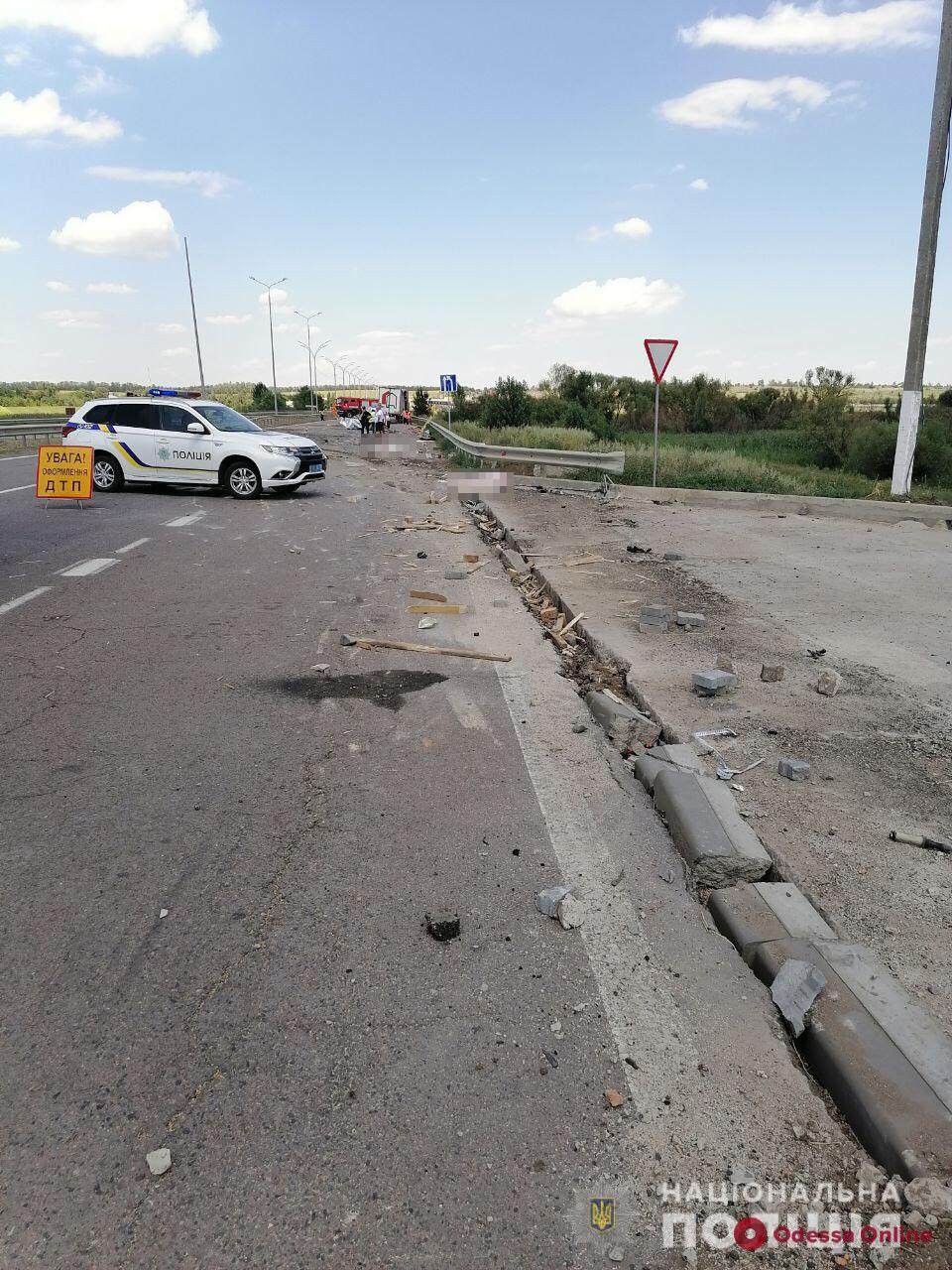 На трассе под Николаевом грузовик сбил насмерть двух мужчин на АЗС На трассе под Николаевом грузовик сбил насмерть двух мужчин на АЗС