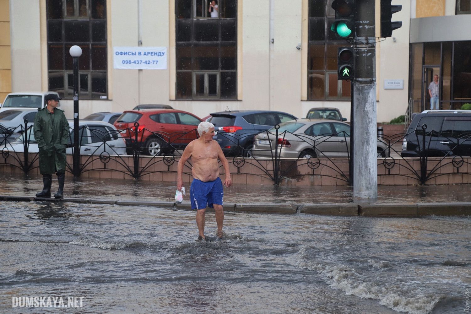 Водопад на улице и фонтаны из люков: Одессу накрыл сильный ливень Непогода в Одессе: ливень затопил улицы
