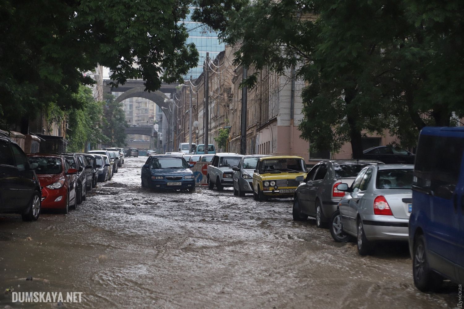 Водопад на улице и фонтаны из люков: Одессу накрыл сильный ливень Непогода в Одессе: ливень затопил улицы