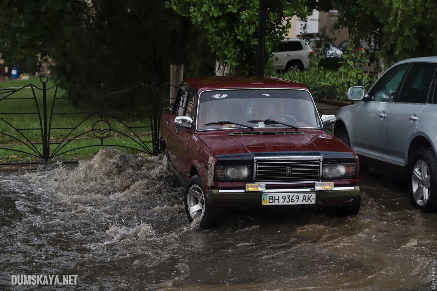 Водопад на улице и фонтаны из люков: Одессу накрыл сильный ливень Непогода в Одессе: ливень затопил улицы