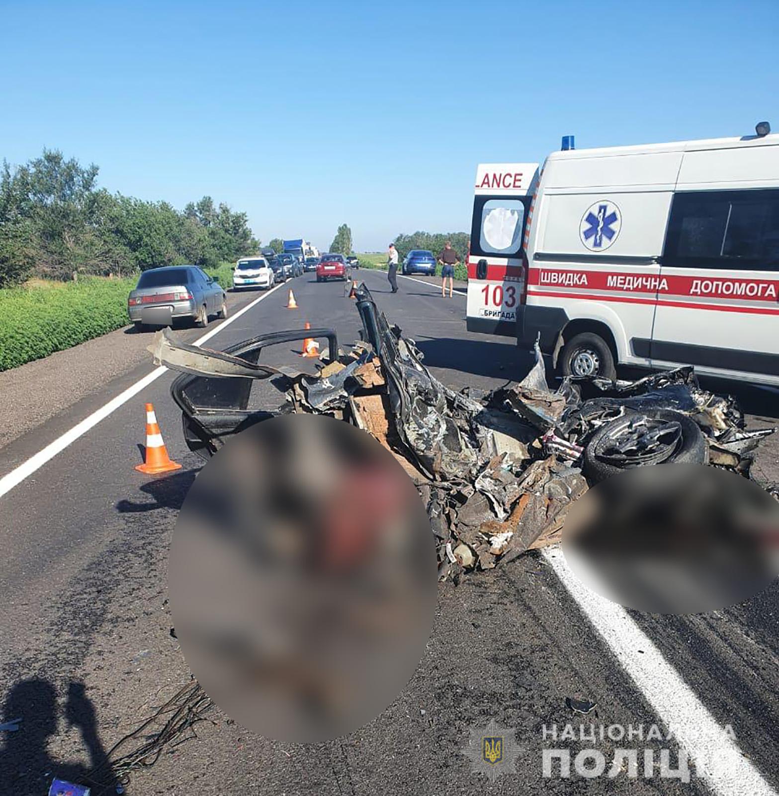Под Запорожьем фура разорвала BMW на части, четыре человека погибли Под Запорожьем фура разорвала BMW на части, четыре человека погибли