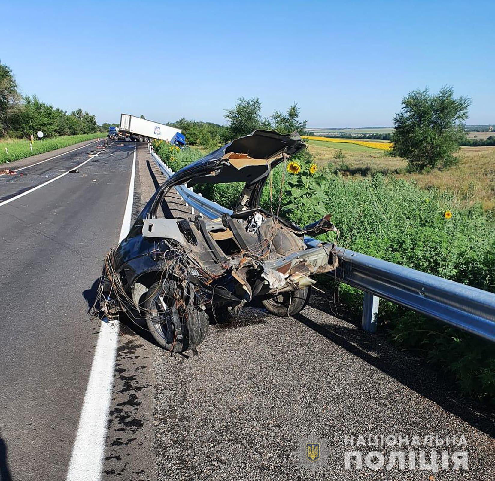 Под Запорожьем фура разорвала BMW на части, четыре человека погибли Под Запорожьем фура разорвала BMW на части, четыре человека погибли