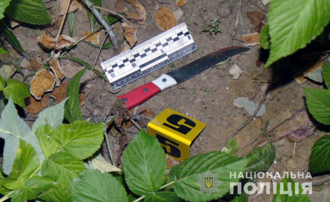 Ударил ножом в грудь и убежал: в Черновицкой области мужчина убил жену из-за ревности Ударил ножом в грудь и убежал: в Черновицкой области мужчина убил жену из-за ревности
