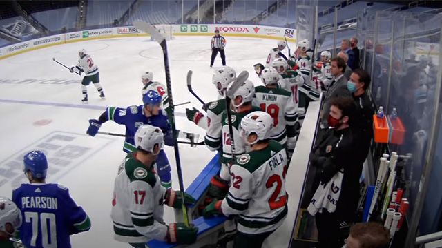 НХЛ хоккеист ударил клюшкой соперника