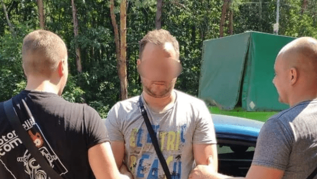 Фото: Нацполіція Стрельба в Обухове: водитель авто на остановке ранил продавщицу из киоска