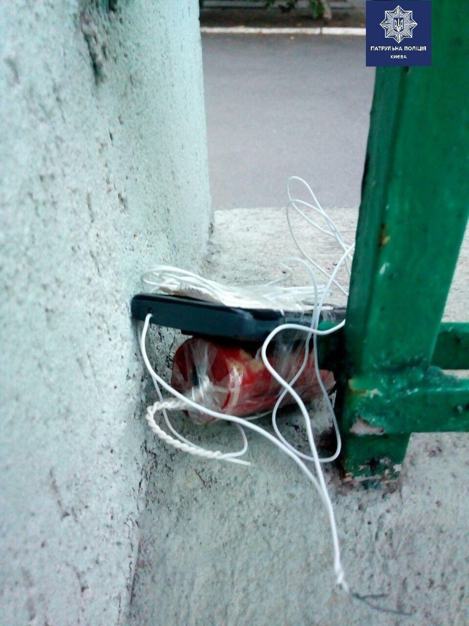 Телефон, обмотанный проволокой: в Киеве взрывчатку заложили прямо под офисом Телефон, обмотанный проволокой: в Киеве взрывчатку заложили прямо под офисом