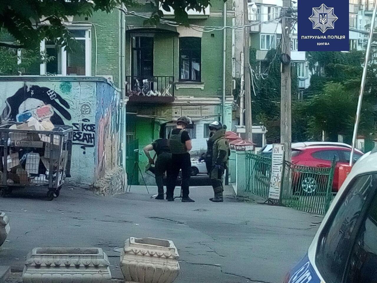 Телефон, обмотанный проволокой: в Киеве взрывчатку заложили прямо под офисом Телефон, обмотанный проволокой: в Киеве взрывчатку заложили прямо под офисом