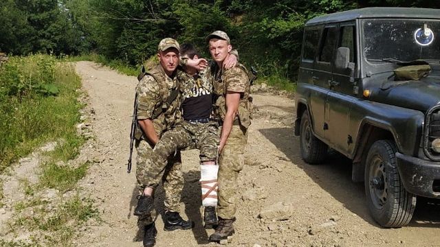 Заплутався у колючому дроті: прикордонники затримали порушників, що тікали до Румунії