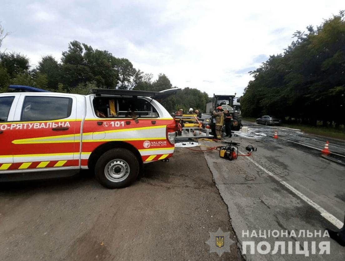 На Прикарпатье легковушка протаранила трактор — погибли три человека На Прикарпатье легковушка протаранила трактор — погибли три человека