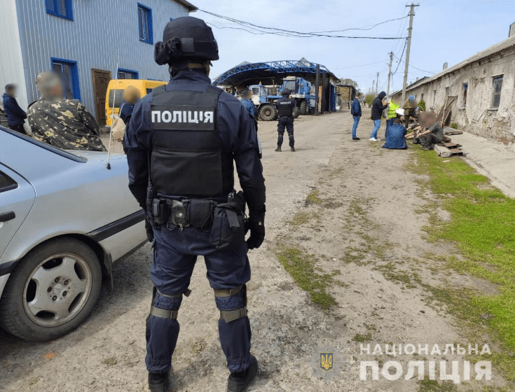На Харьковщине фермеры держали людей в трудовом рабстве На Харьковщине фермеры держали людей в трудовом рабстве