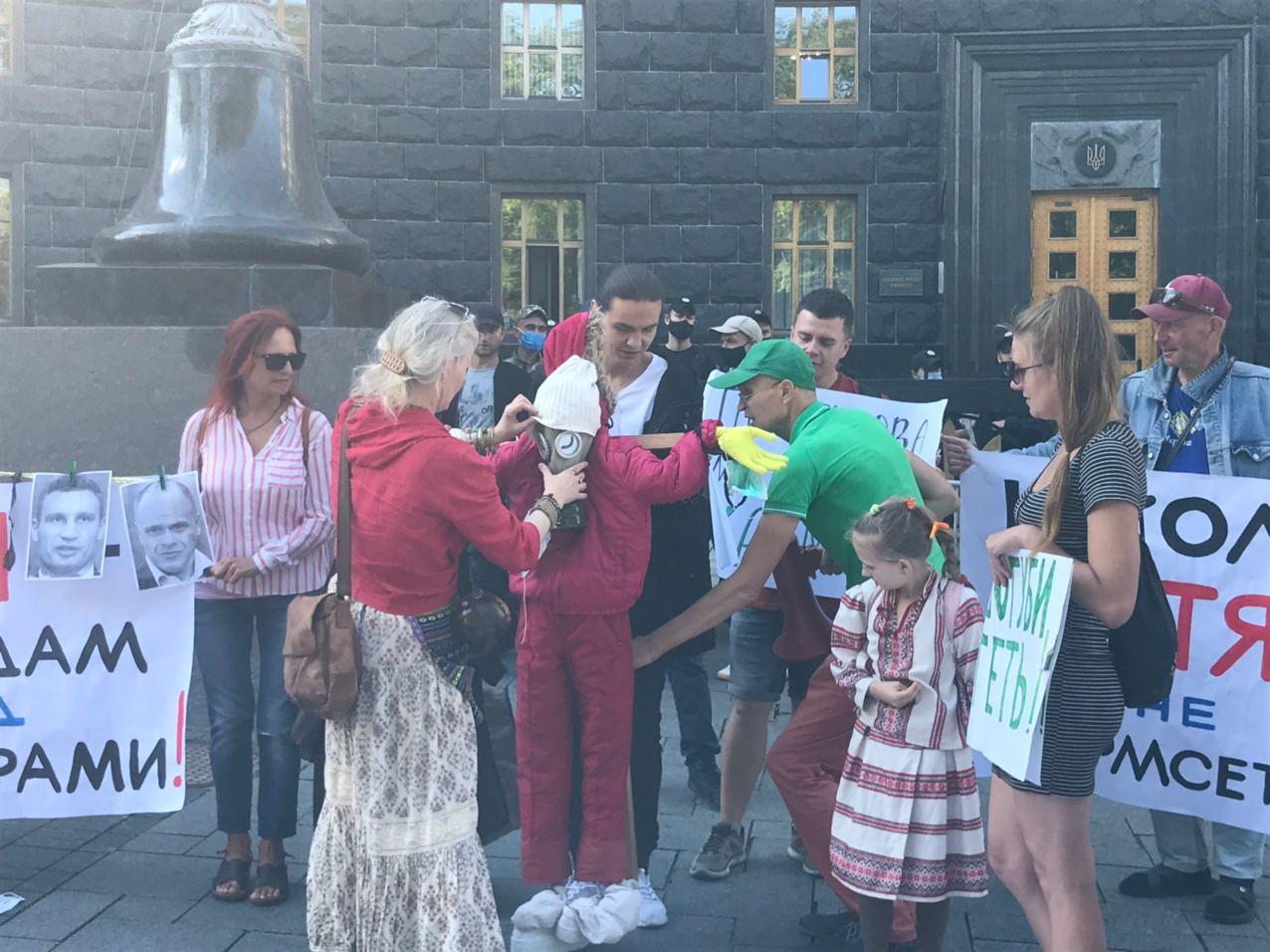 Митинг под Кабмином: родители против дистанционного обучения