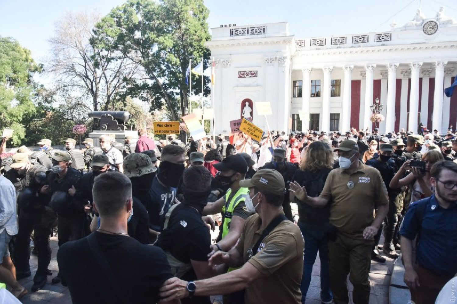 Марш равенства в Одессе: в результате столкновений с полицией задержали 16 активистов Марш равенства в Одессе: в результате столкновений с полицией задержали 16 активистов
