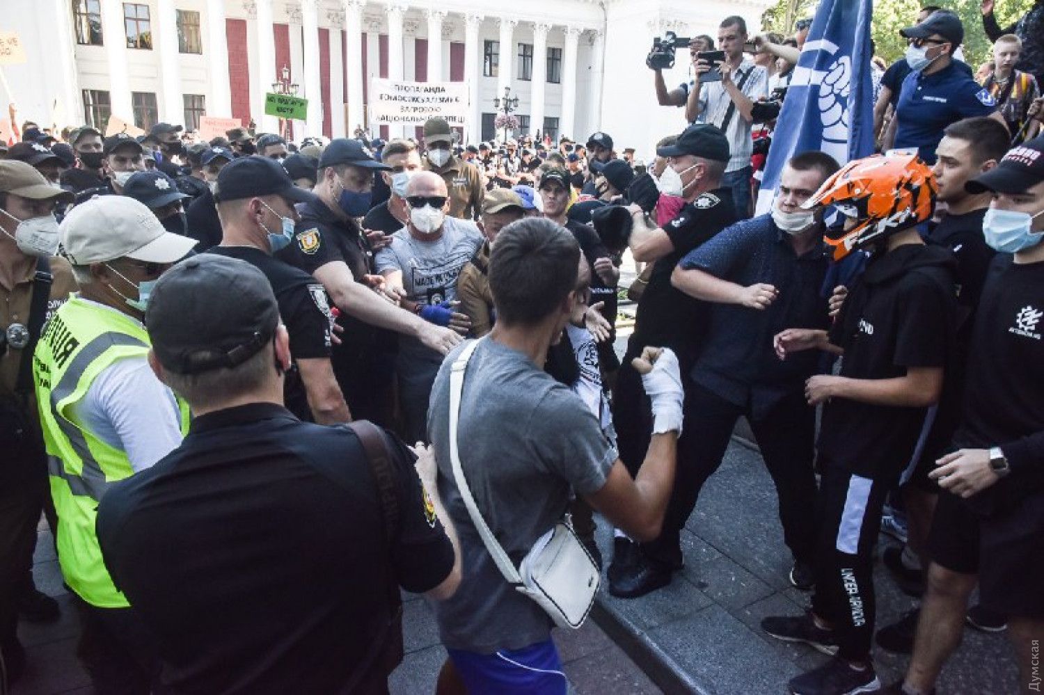 Марш равенства в Одессе: в результате столкновений с полицией задержали 16 активистов Марш равенства в Одессе: в результате столкновений с полицией задержали 16 активистов