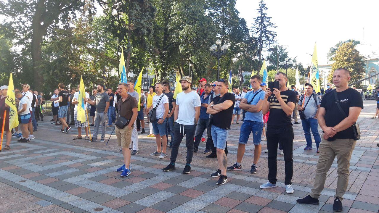 Под Радой евробляхеры требуют удешевить растаможку авто