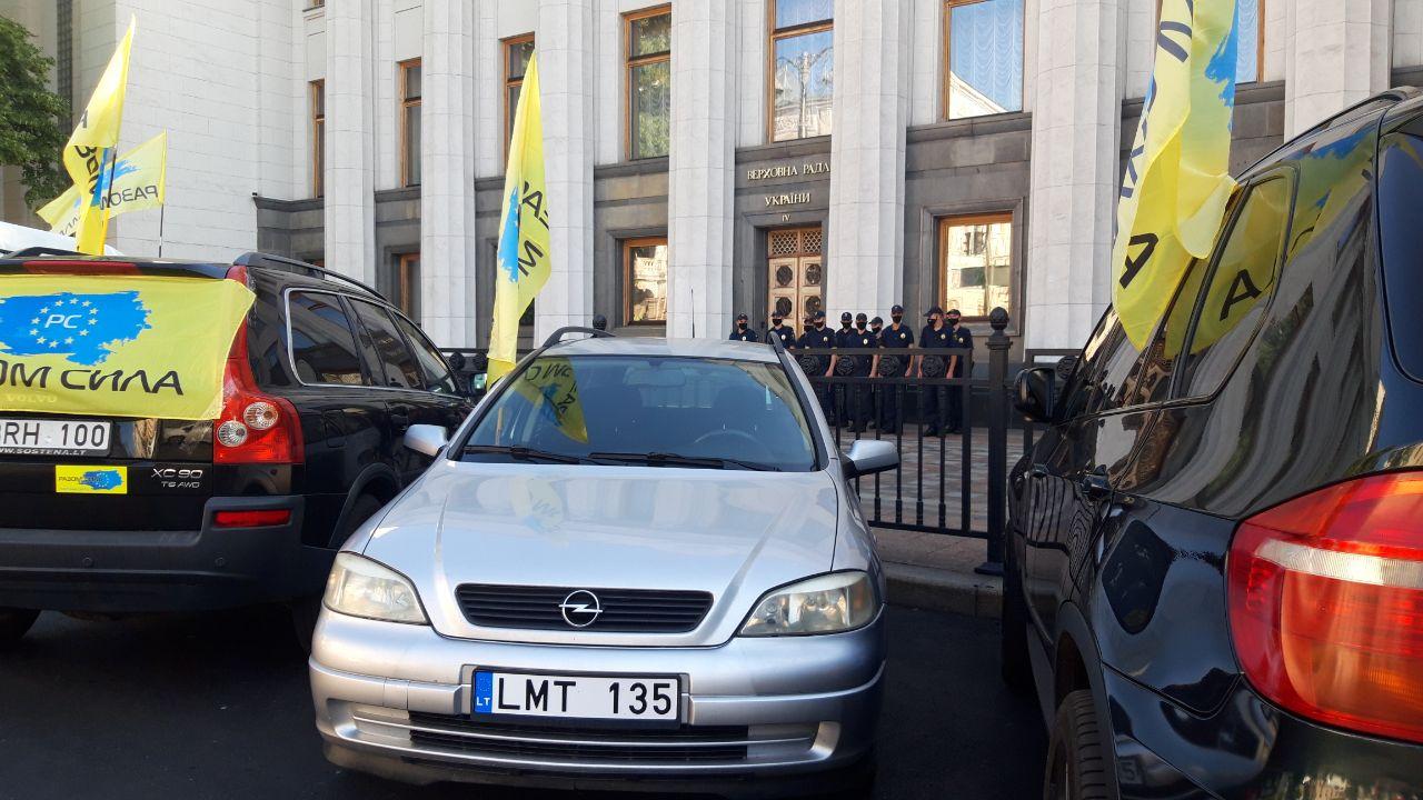 Под Радой евробляхеры требуют удешевить растаможку авто