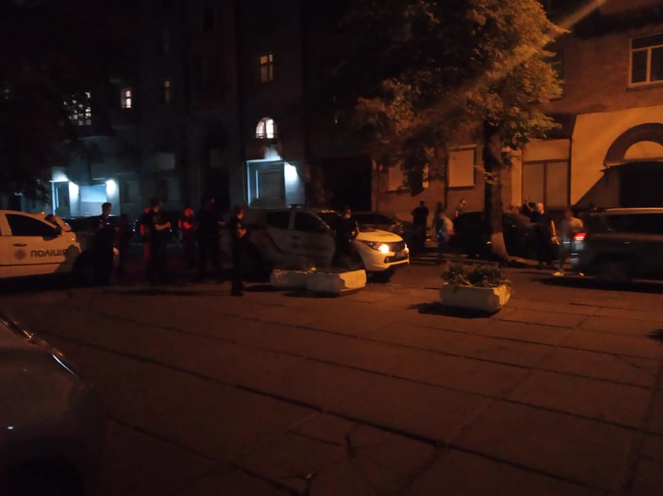 В Киеве штурмовали офис партии Свобода, травмированы трое полицейских Задержание Владимира Назаренко: пострадали трое полицейских