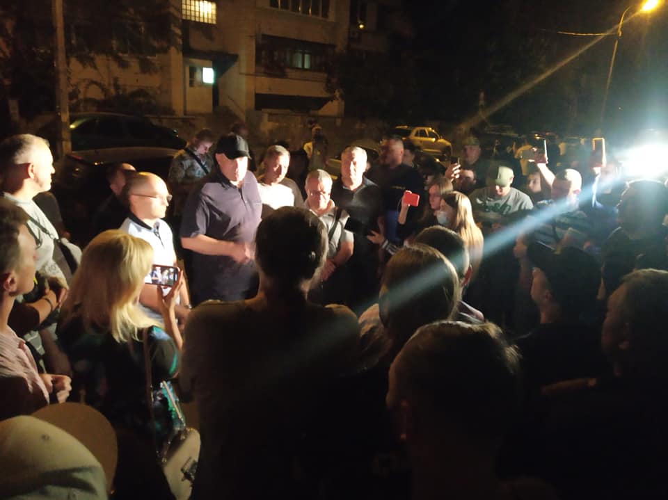 В Киеве штурмовали офис партии Свобода, травмированы трое полицейских Задержание Владимира Назаренко: пострадали трое полицейских